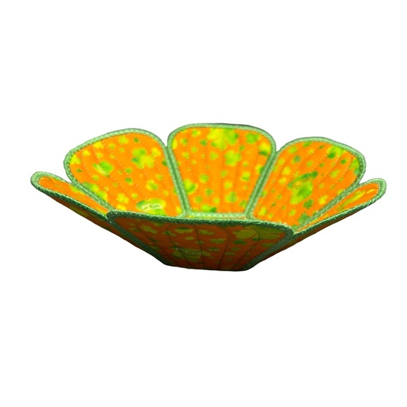 Hand Crafted Basket Center Piece Bowl Quilted 8 round x 3 in tall Shamrock - Picture 14 of 15